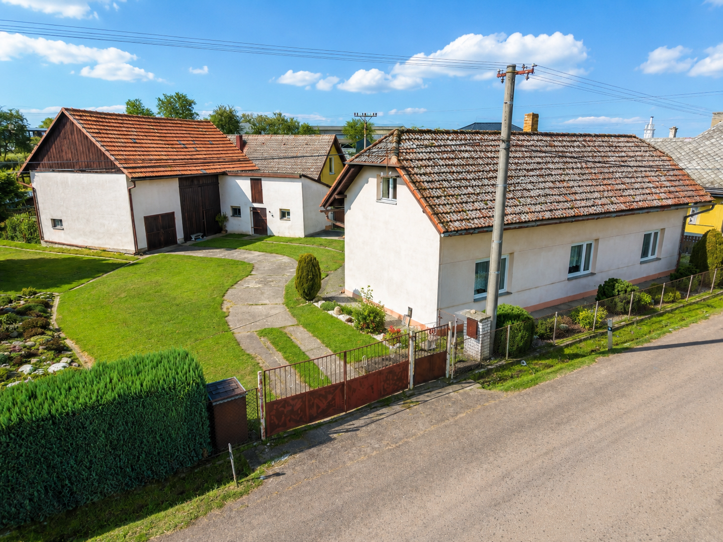 Březovice, prodej rodinného domu 5+1 na pozemku 2427m2.