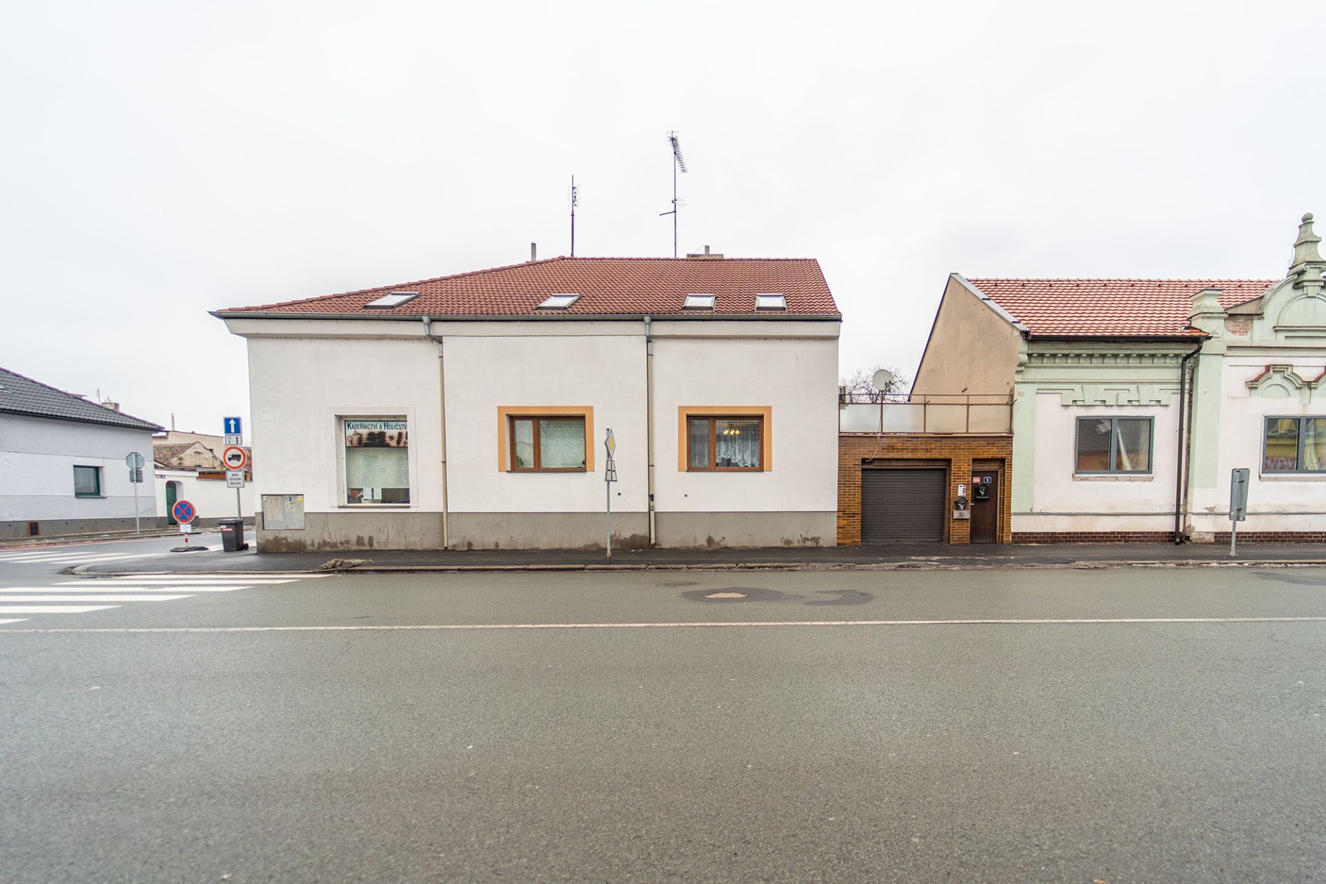 Dům s investičním potenciálem, 3 byty + komerce, Nymburk.